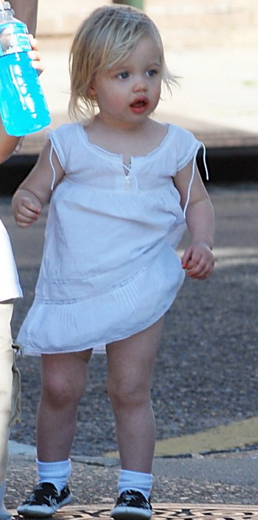 angelina_jolie_mommy_mode_03.jpg