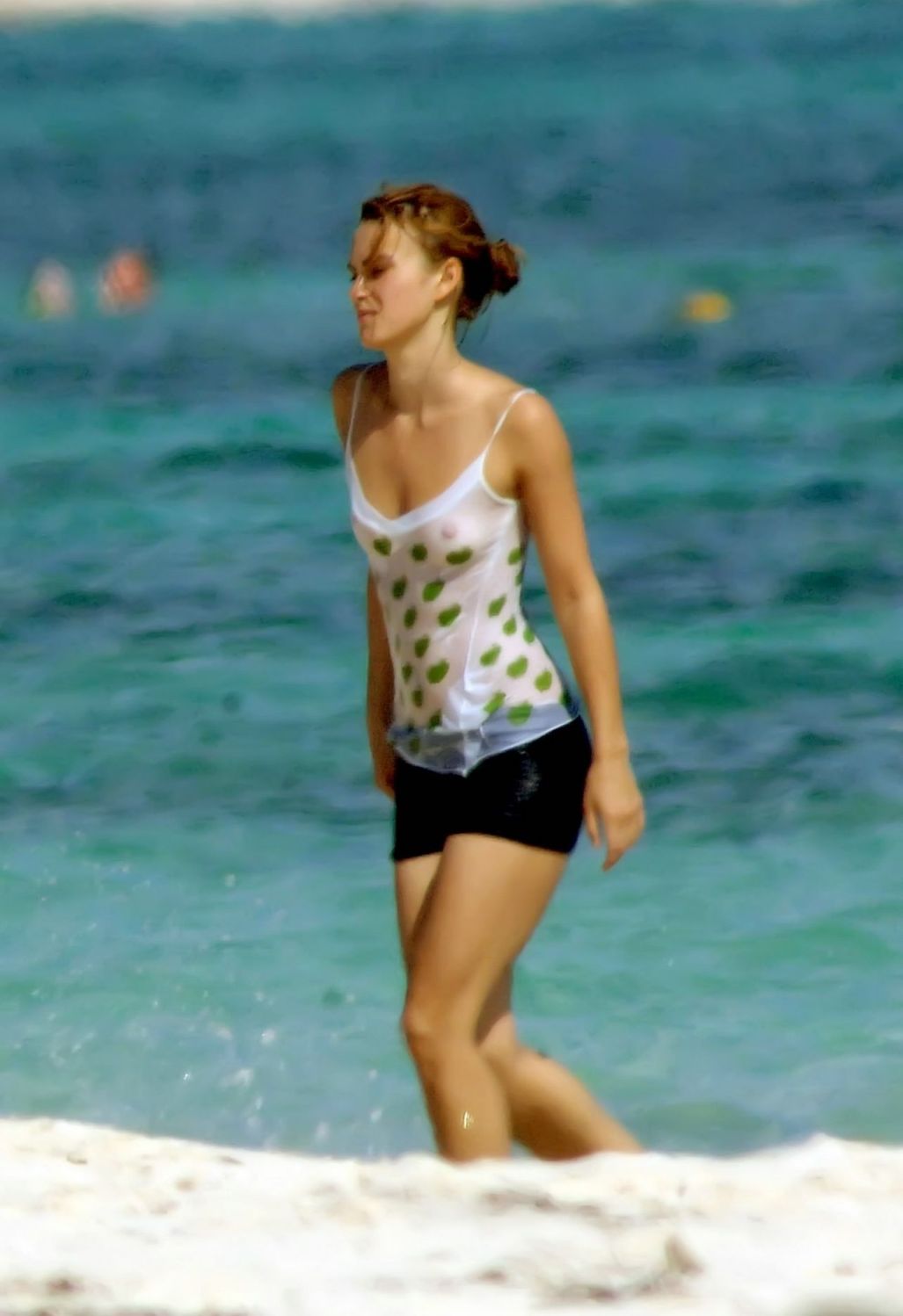 keira_knightley_beach_13.jpg