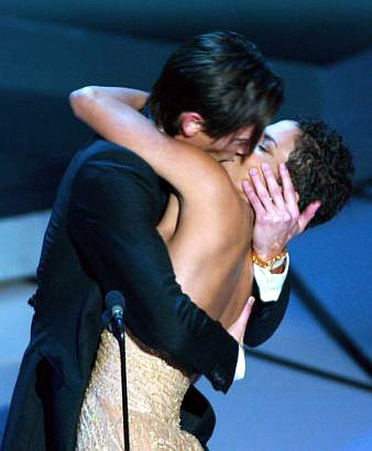 adrien_brody_halle_berry_kiss.jpg