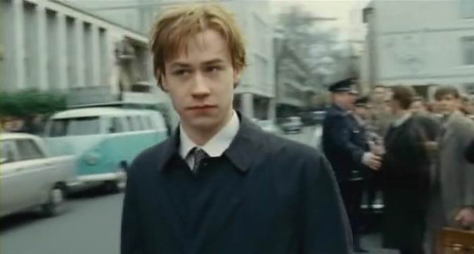 The_Reader.mp4_003071297.jpg