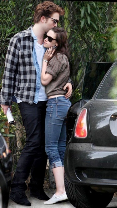 They_ARE_dating_robert_pattinson_and_kristen_stewart_6609285_468_831.jpg