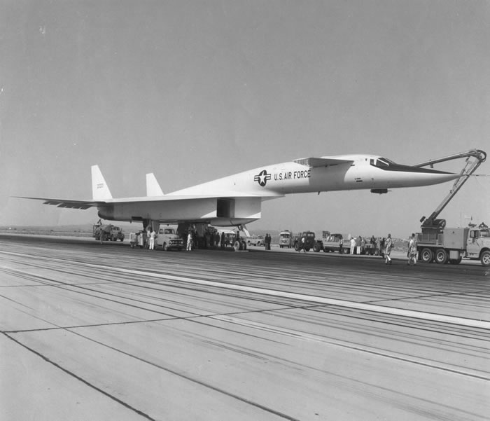 North_American_XB_70A_Valkyrie_on_the_taxiway_Photo_taken_Sept_21_1964__the_day_of_the_first_flight.jpg