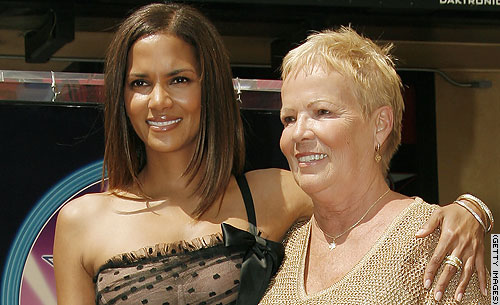 Halle_Berry_and_Mom.jpg