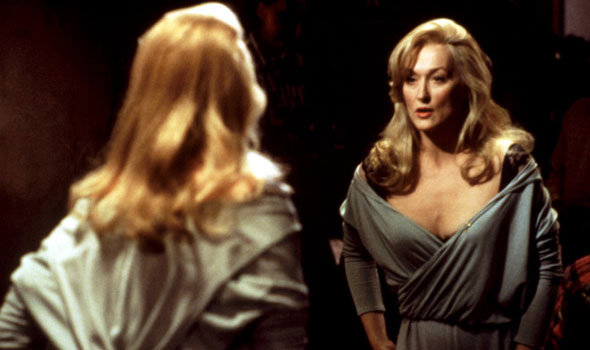 naked_or_not_meryl_streep_death_becomes_her__590x350.jpg