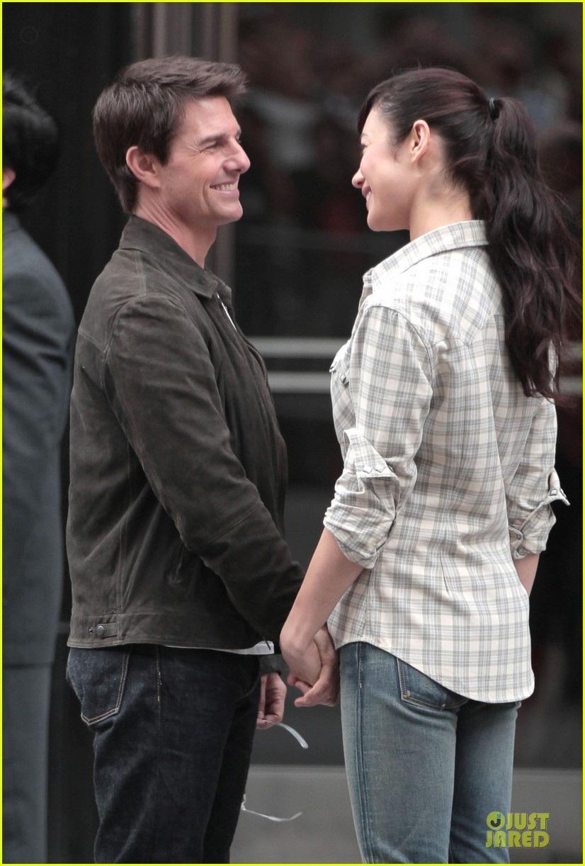 tom_cruise_suri_olga_kurylenko_oblivion_set_oblivion_456604192.jpg