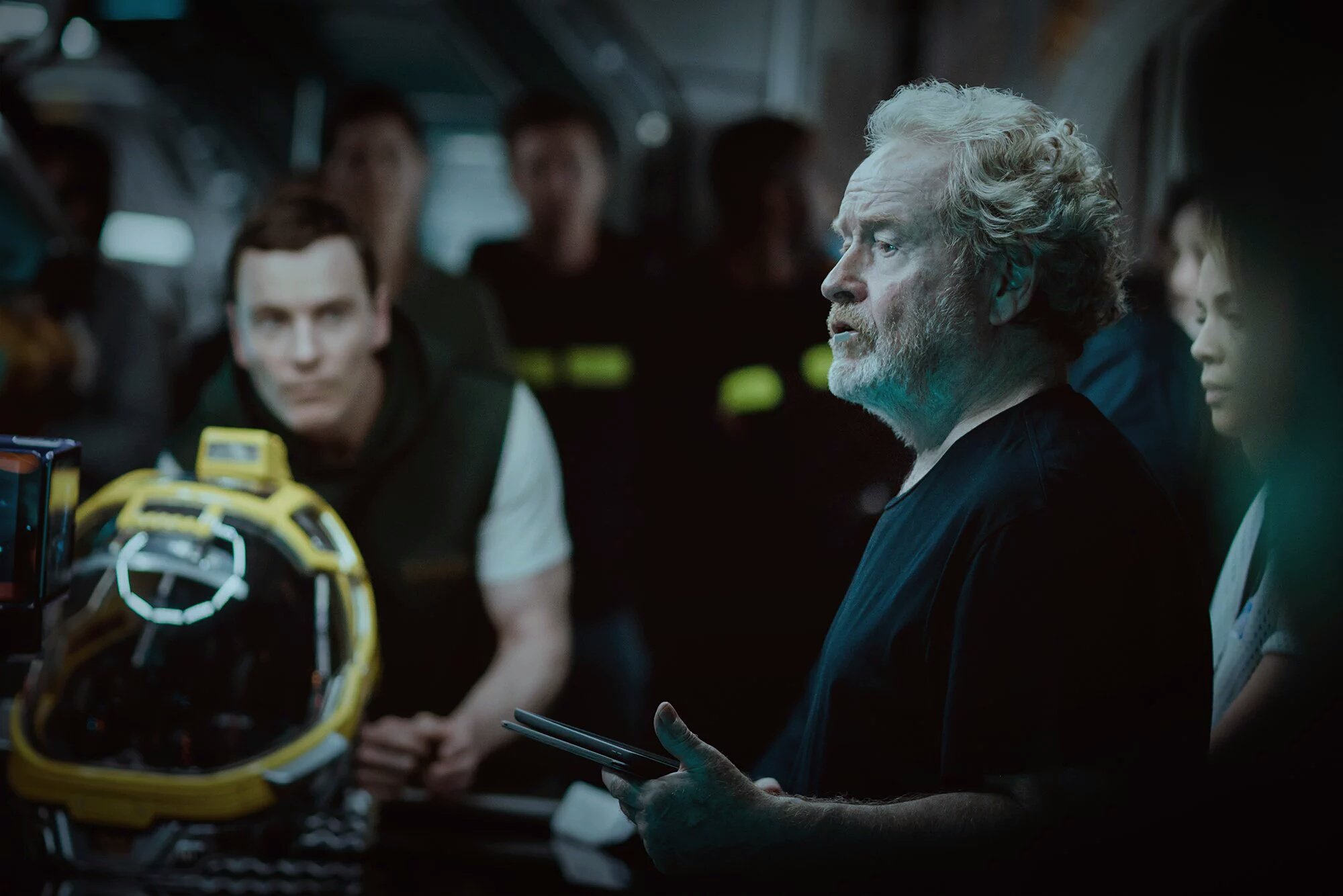 ridley_scott_and_michael_fassbender_on_alien__covenant_set_11.jpg