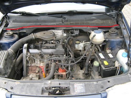Volkswagen_Vento_1_2C8_ADZ_engine_m.jpg