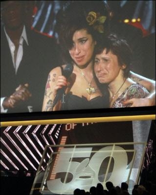 2075082941_amy_winehouse_logra_cinco_seis_grammy_aspiraba.jpg