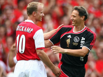 Dennis_Bergkamp_Marco_van_Basten_779945.jpg