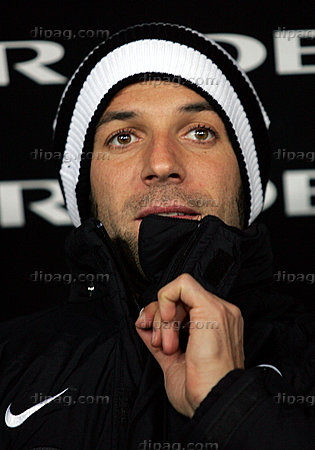 Juventus_Alessandro_Del_Piero_sits_on_the_bench_0000005375.jpg