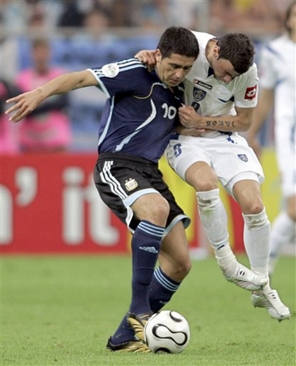 capt.wcgel31906161441.wcup_world_cup_soccer_argentina_serbia_and_montenegro_wcgel319