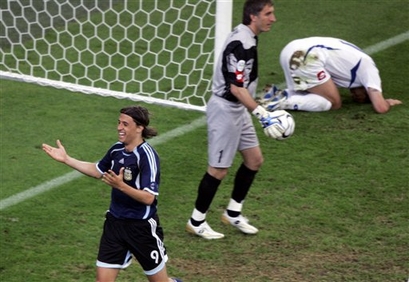 capt.wcgel21206161520.wcup_world_cup_soccer_argentina_serbia_montenegro_wcgel212