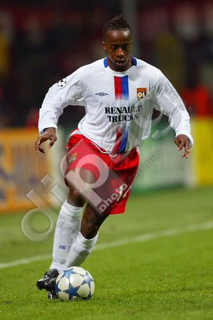 Sidney_Govou_controls_the_ball_0000006917.jpg
