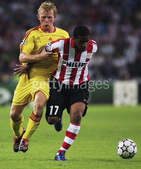kuyt_vs_farfan.jpg