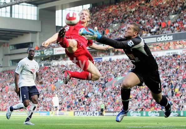 dirk_kuyt_vs_robinson.jpg