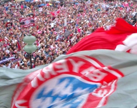 Bayern_Meisterfeier_Fahnen.jpg