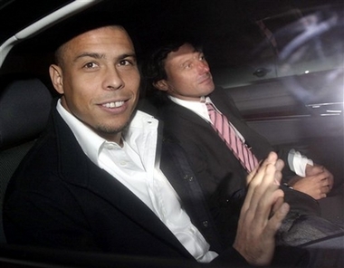 capt.xap10601302027.italy_soccer_ac_milan_ronaldo_xap106.jpg