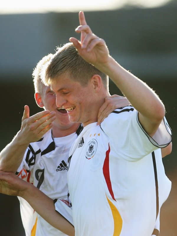 Toni_Kroos_and_Sascha_Bigalke.jpg
