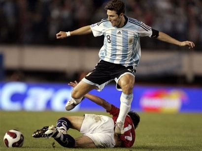 capt.67fd0d31d7fe4635ab459da145b9a582.argentina_chile_wcup_soccer_xnp110a.jpg
