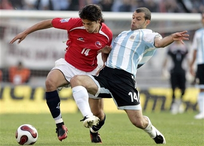 capt.5aab4dd6e0404b20ab19ae13b86a922f.argentina_chile_wcup_soccer_xnp102.jpg
