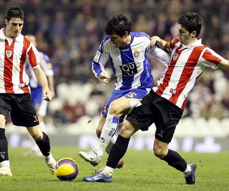 Markel_Susaeta_pelea_un_balon_con_Lola_Smiljanic_2008010922433514hg2.jpg