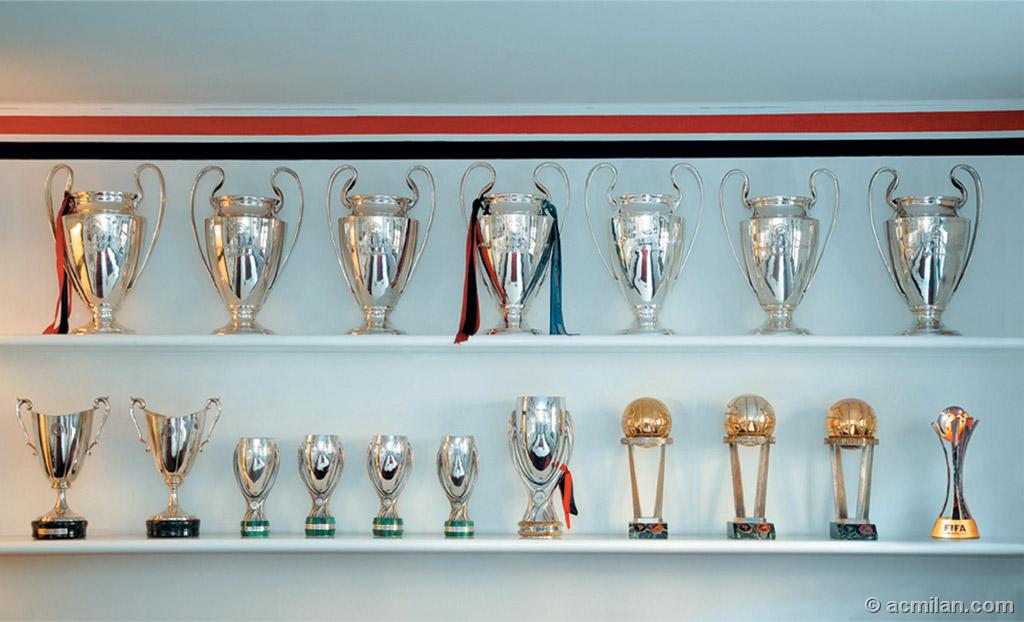 I_trofei_del_Milan_2007.jpg