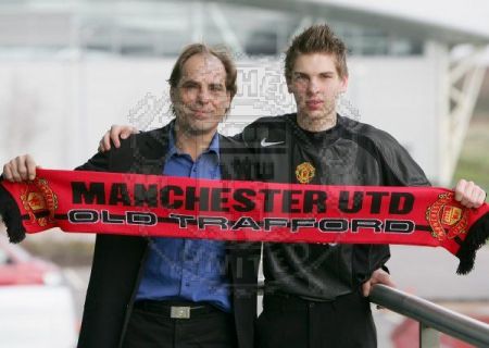 Ron_Robert_Zieler_signs_for_Manchester_United_45515.jpg