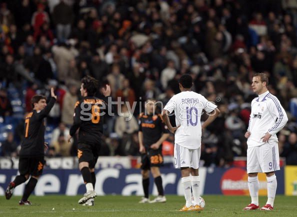Robinho__2nd_R__of_Real_Madrid_stands_dejected_with_his_teammate_Roberto_Soldado__R__during_the_UEFA_Champions_League_first_knockout_round_second_leg_match_between_Real_Madrid_and_AS_Roma_at_the.jpg
