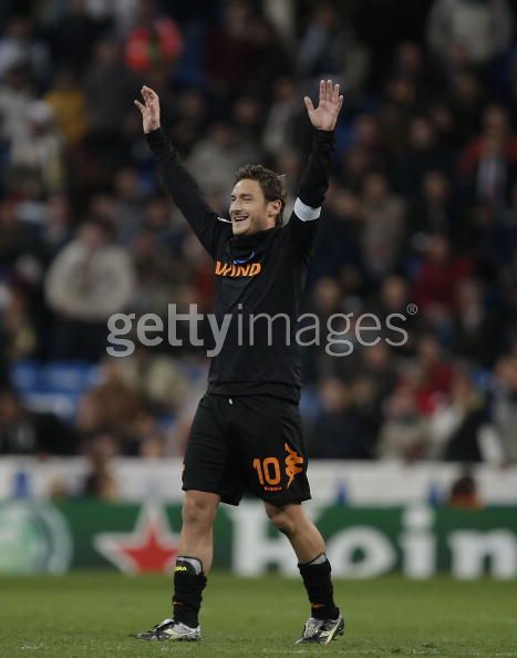 Francesco_Totti_of_Roma_celebrates_after_his_team_beat_Real_Madrid_2_1_in_the_UEFA_Champions_League_first_knockout_round__second_leg_match_between_Real_Madrid_and_AS_Roma_at_the_Santiago_Bernabe.jpg