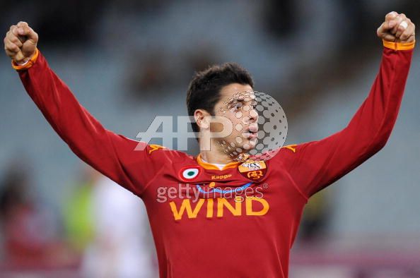 AS_Roma__s_Brazilian_defender_Cicinho_celebrates_at_the_end_of_the_AS_Roma_vs_Genoa_Italian_Serie_A_football_match_at_Olympic_Stadium_in_Rome__on_April_5__2008._AS_Roma_won_the_match_3_2..jpg