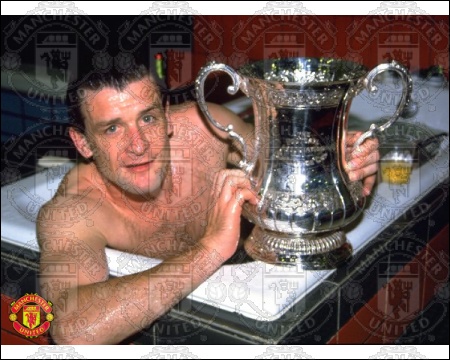 Mark_Hughes_poses_with_the_FA_Cup_in_the_bath_after_the_1994_FA_Cup_Final_Wembley_1_May_1994_45081.jpg