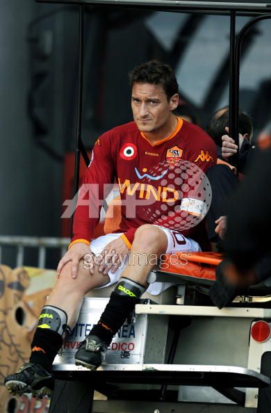 AS_Roma__s_forward_and_captain_Francesco_Totti_leaves_the_pitch_after_being_injured_during_their_Italian_serie_A_football_match_against_Livorno_at_Olympic_stadium_in_Rome_on_April_19__2008.jpg