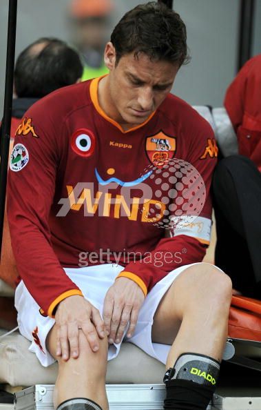 AS_Roma__s_forward_and_captain_Francesco_Totti_leaves_the_pitch_after_being_injured_during_their_Italian_serie_A_football_match_against_Livorno_at_Olympic_stadium_in_Rome_on_April_19__2008._AS_Roma_capta.jpg