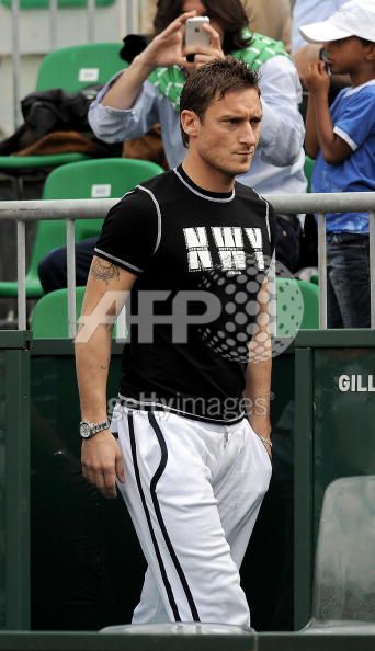 AS_Roma__s_forward_and_captain_Francesco_Totti_arrives_at_Stadio_dei_Marmi_to_follow_Switzerland__s_Roger_Federer_against_Argentina__s_Guillermo_Canas_during_their_WTA_Italian_Tennis_Open_in_Rome_on_May_06__2008._Federe.jpg