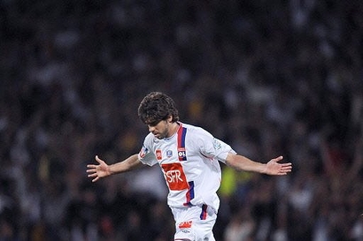 Lyon__s_midfielder_Brazilian_Juninho_celebrates_after_scoring_on_Sedan_during_their_French_Cup_semi_final_in_Lyon._Lyon_won_1_0_and_will_play_Paris_Saint_Germain_in_the_final_later_this_month.jpg