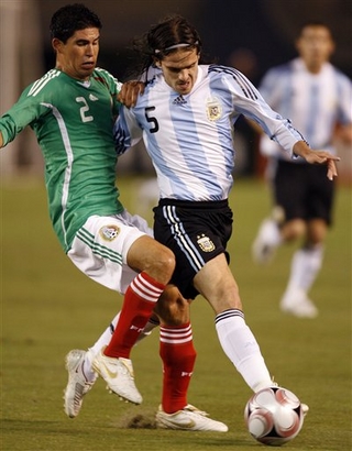 Argentina__s_Fernando_Gago__5__fights_for_the_ball_with_Mexico__s_Johnny_Magallon__2__during_the_second_half_of_an_exhibition_soccer_match_played_in_San_Diego_Wednesday__June_4__2008..jpg