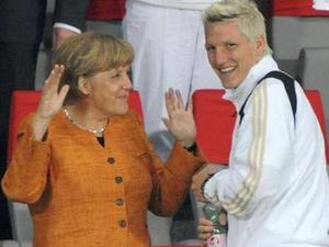 angela_merkel_bastian_schweinsteiger_9565523__MBQF_merkel_schweini_templateId_renderScaled_property_Bild_height_225.jpg