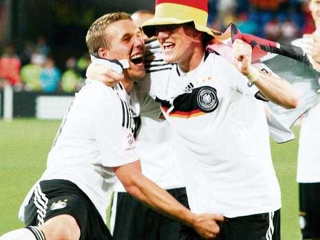 lukas_podolski_faesst_schweinsteiger_zwischen_die_beine_9647834_mfbq_templateId_renderScaled_property_Bild_width_465_1_.jpg