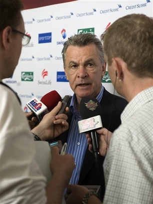 capt.15e75cbfe08245b296b6edf2d5f1eaa3.switzerland_soccer_hitzfeld_coach_be316.jpg