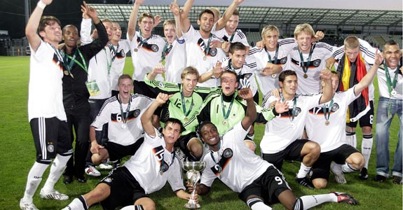 u19diekmeierdfbteam300.jpg