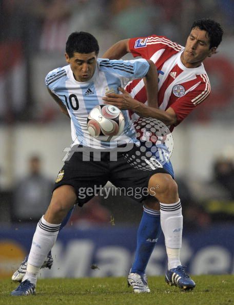 Argentina__s_midfielder_Juan_Roman_Riquelme_vies_for_the_ball_with_Paraguay__s_forward_Edgar_Gonzalez.jpg