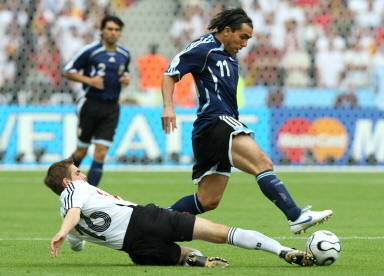 Tevez_vs_Lahm_Wc_2006.jpg