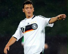 mesut_oezil_4x5_ArtikelSchmal.jpg