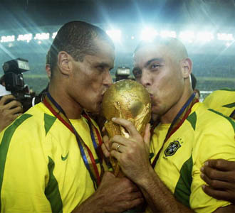 allsportrivaldoronaldoworldcup2002trophy.jpg
