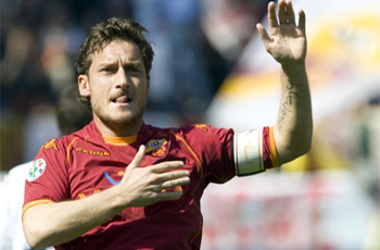Francesco_Totti__the_Roma_ace__salutes_the_crowd_after_grabbing_a_brace_against_Bologna.jpg
