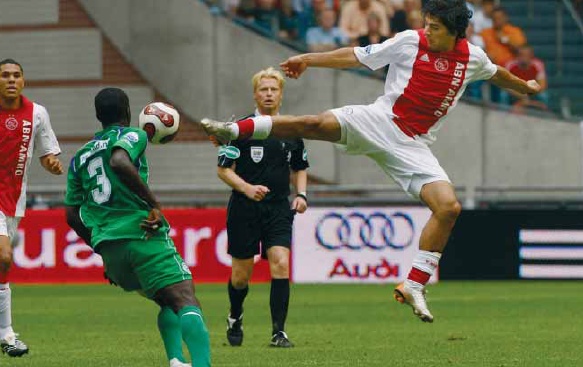 zaterdag_8_sept_2007_luis_suarez_rechts_in_duel_met_gibril_sankoh.jpg