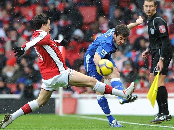 arsenal_v_everton_samir_nasri_leighton_baines_2405186.jpg