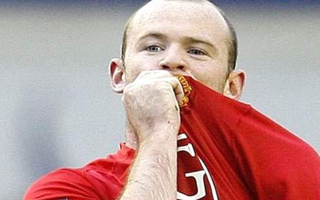 Rooney_Kissing_The_Badge.jpg