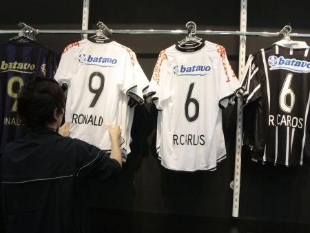 camisas_roberto_carlos_corinthians_hg_20091217.jpg