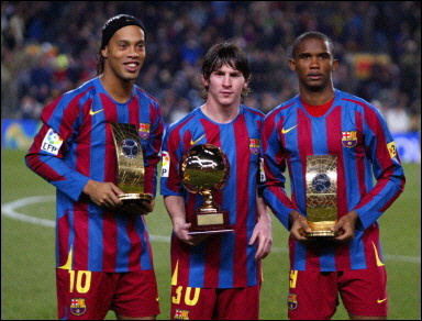 051221085021.w90eo3f20_ronaldinho__messi_y_eto_o_ofrecen_sus_premios_b.jpg
